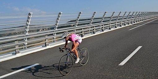 velo sur le viaduc de Millau