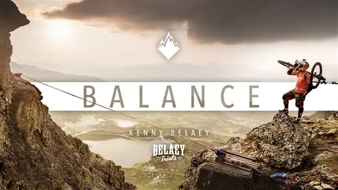 Kenny Belaey fait du VTT à 112 mètres sur une slackline