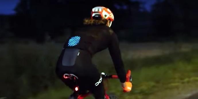 POC travail sur des vêtements lumineux pour le vélo.