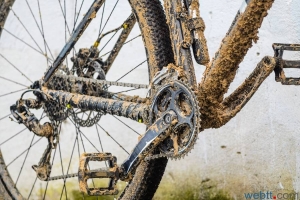 Protéger son cadre de VTT des frottements de la chaîne