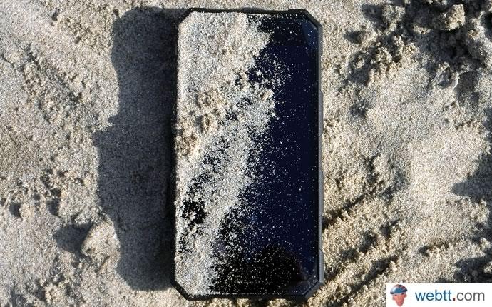 Téléphone dans le sable