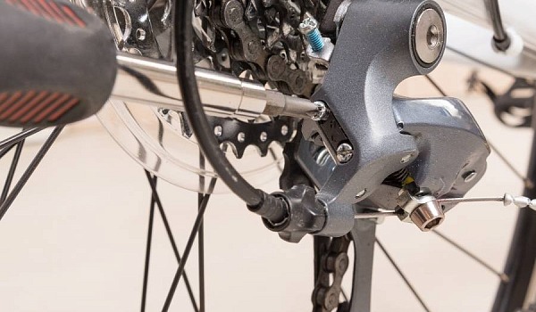 Comment régler le dérailleur arrière d'un vélo