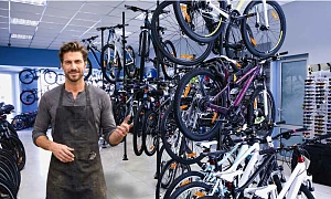  professionnel du vélo dans son magasin
