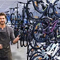  professionnel du vélo dans son magasin