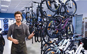  professionnel du vélo dans son magasin