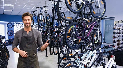  professionnel du vélo dans son magasin